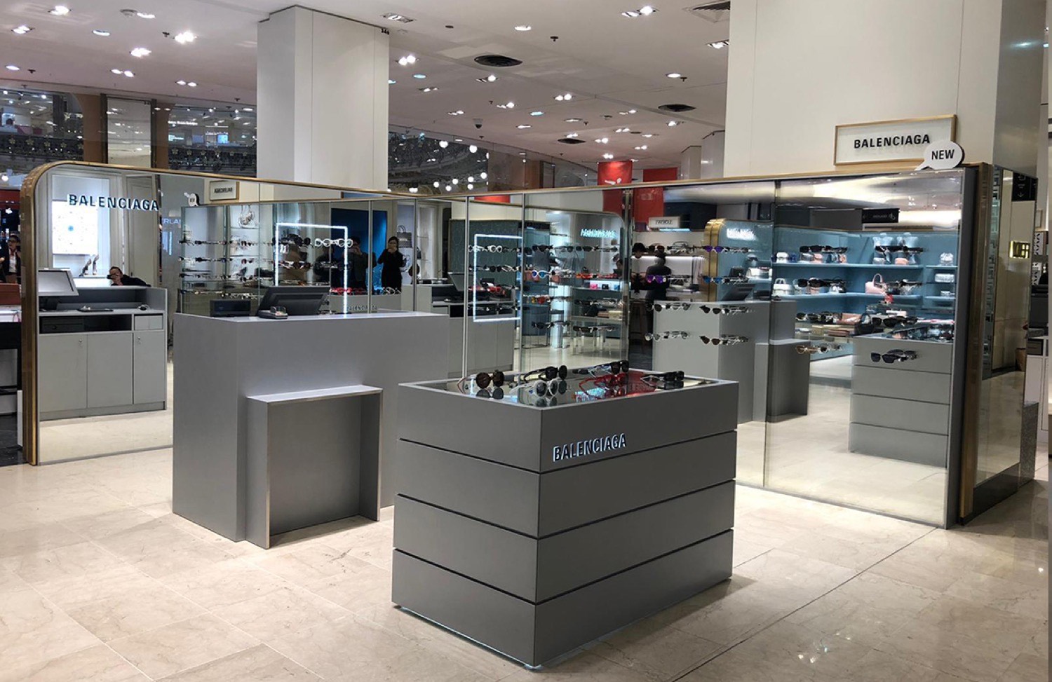 Balenciaga corner shop — Balenciaga, Shop fitting · Giovanardi