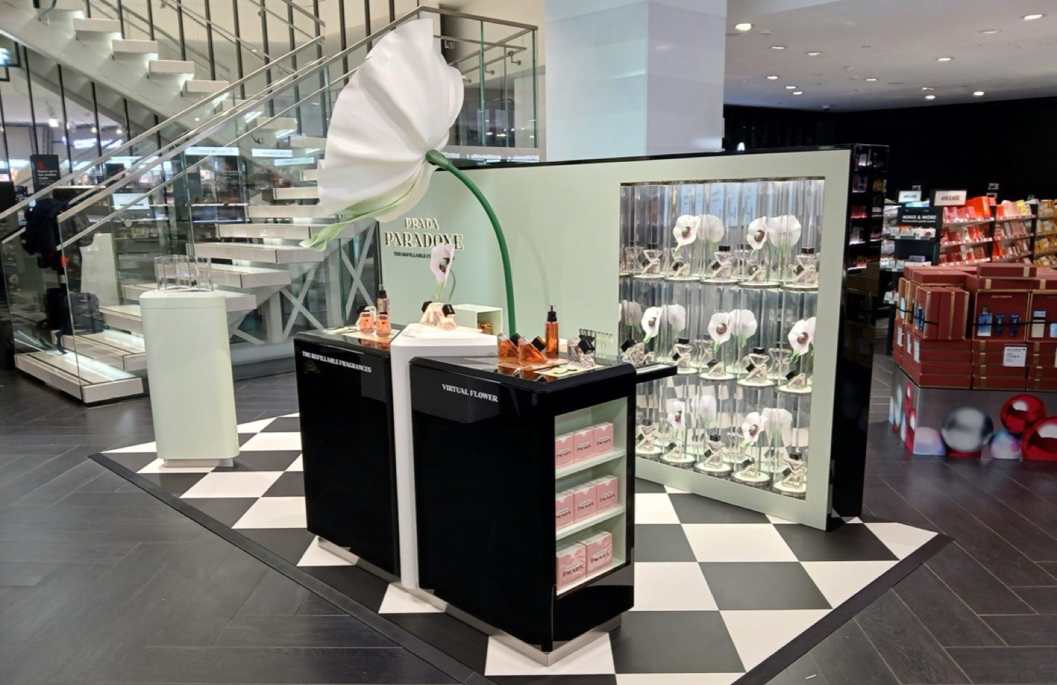 Pop up per Paradoxe Virtual Flower Eau de Parfum di Prada — Prada, Shop fitting · Giovanardi